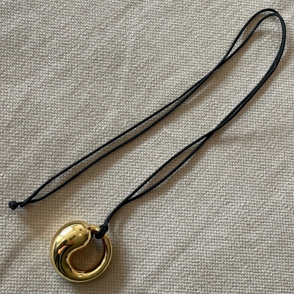 💛Tiffany & Co.💛Elsa Peretti XL Eternal Circle 18 Karat YG Pendant on Cord - Picture 1 of 11